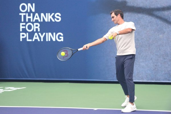 益丰配资 83岁球场建造师与费德勒同框，大师杯“上海紫上海绿”在她手中诞生